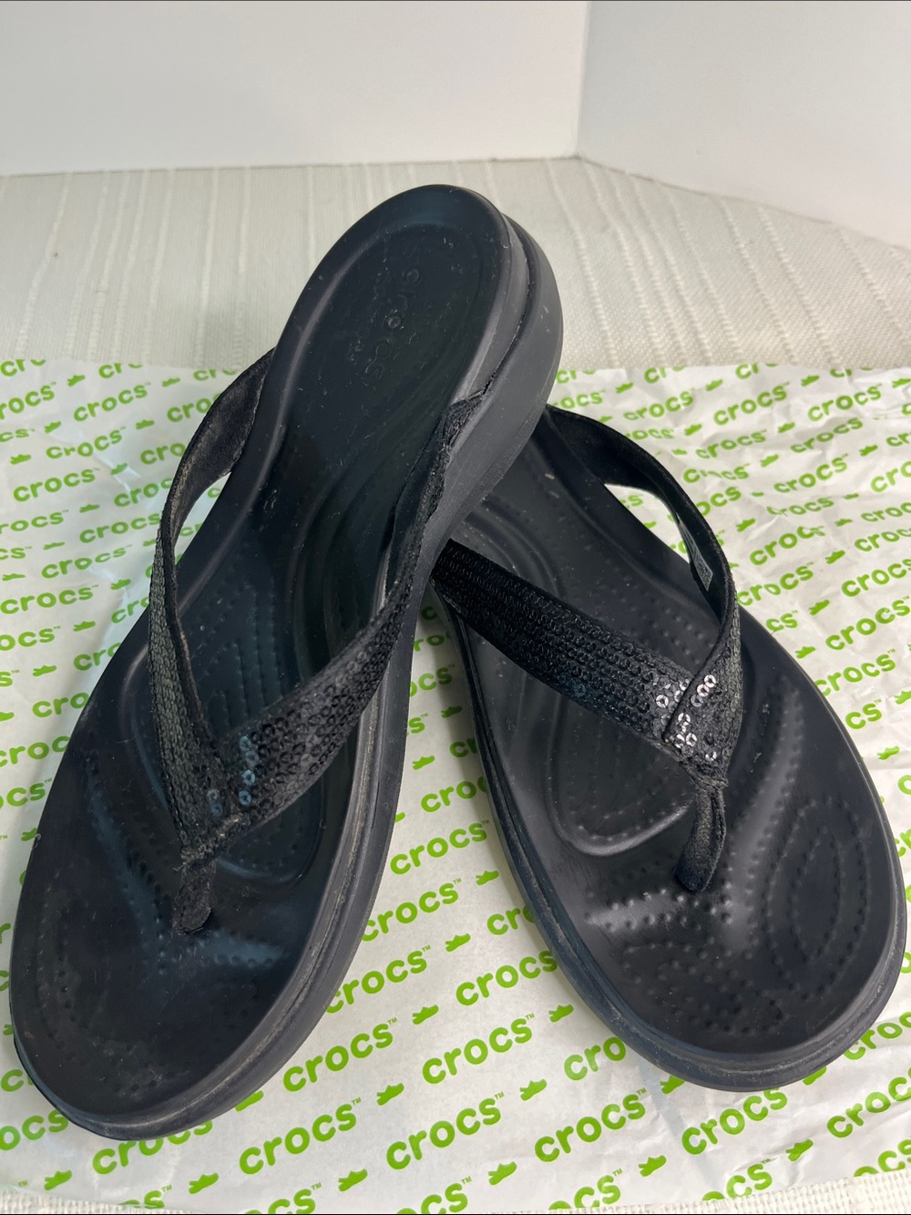 CROCS Women's Black "Capri V" Sequin Flip-flop Sandals, size 8 dual comfort!